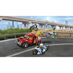 Конструктор LEGO City Police 60137 Побег на буксировщике