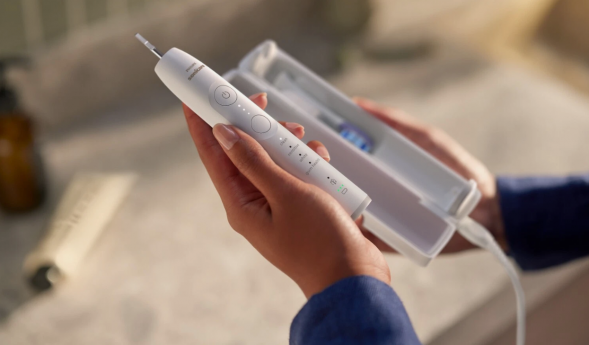 Электрическая зубная щетка Philips Sonicare Series 7100 HX7420/01 (белая) в Хабаровске