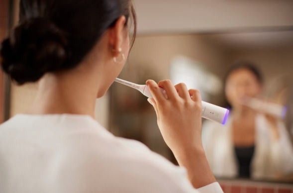 Электрическая зубная щетка Philips Sonicare Series 7100 HX7420/01 (белая) в Хабаровске